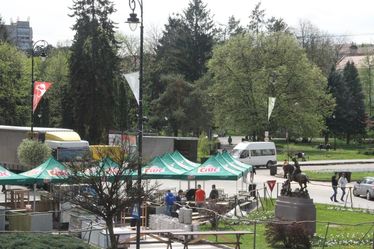 A Szent György Napokra készülődnek az Erzsébet park szomszédságában. Albert Levente felvétele