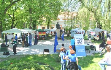 Európai forgatag a Csoma-szobor előtt. Fotó: Kopacz Levente