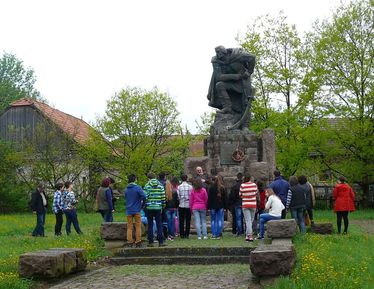 Dálnokon Dózsa György szobránál. A szerző felvételei