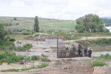 Betonvasalatot szerelnek a híd nagyajtai oldalán. A szerző felvétele  