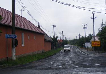 Uzonban lezárták az utat, mégis közlekednek rajta. A szerző felvétele