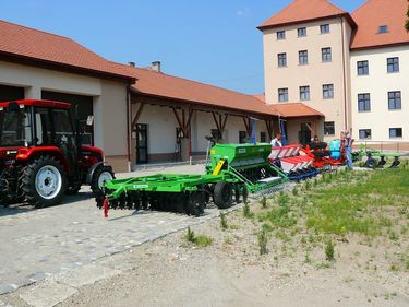 A mezőgazdasági gépek várják a tanulni vágyókat. A szerző felvétele