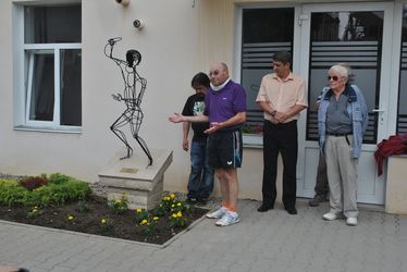 Dobolyi Aladár bemutatja a mindenkori győztesek szobrát. A szerző felvétele