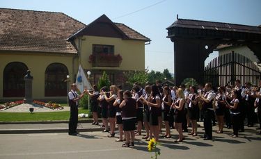 Kelemen Antal mellszobra előtt tisztelegnek a rétyi fúvósok. A szerző felvétele