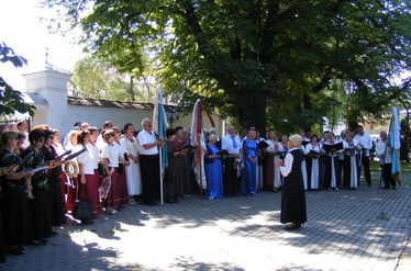 Közös éneklés a református templom előtt