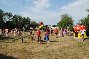 A gyermekek már birtokba vették a játszóteret. A szerző felvétele