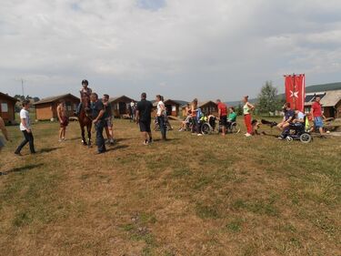 Mozgássérültek táboroznak a Benedek-mezőn. A szerző felvétele