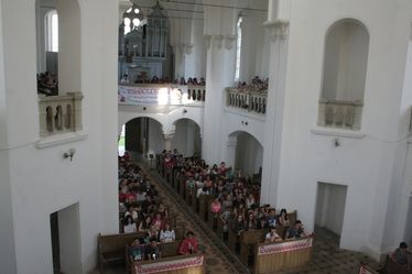 Színjátszással próbálkozó fiatalok a bölöni unitárius templomban. A SZERZŐ FELVÉTELE