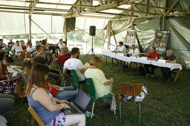 Az EMI-tábor résztvevői hallgatják Kulcsár-Terza József, Szilágyi Zsolt és Izsák Balázs előadását