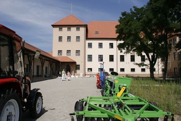 Korszerű mezőgazdasági gépek az egyetem udvarán. Ferencz Csaba felvételei