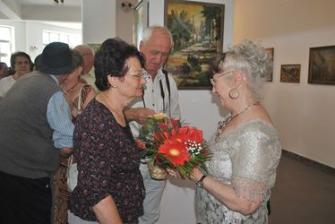 Bodó Csaba és felesége gratulál a művésznőnek (jobbról). A szerző felvétele