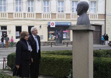 A Jeszenszky házaspár a Turóczy-szobor előtt. A szerző felvétele