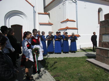 A templomkertben. A szerző felvétele