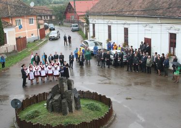 A bazaltoszlopos emlékműnél, Vargha Mihály alkotásánál elhelyezték a kegyelet koszorúit és virágait. A szerző felvétele