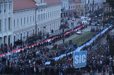 Tavaly decemberben ezrek vonultak a sepsiszentgyörgyi prefektúra elé tiltakozni. Albert Levente archív felvételei