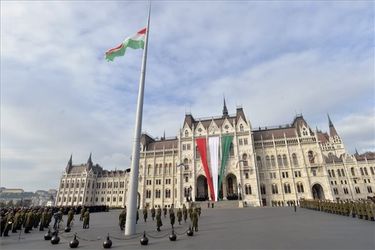 Ünnepélyes zászlófelvonás Budapesten