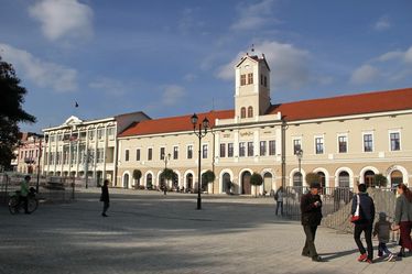 Gyalogosok és biciklisek az újonnan megnyitott sepsiszentgyörgyi főtéren. Albert Levente felvétele