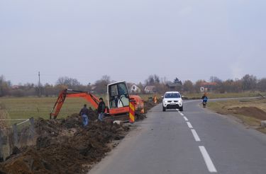 Az út melletti sáncba fektetik le a fővezetéket. Bokor Gábor felvétele