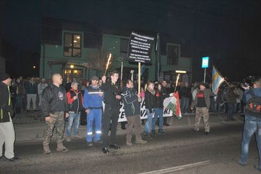 Tortára való csillagszórókkal a rendőrség előtt. A szerző felvétele