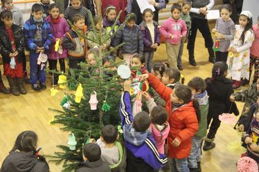 Közösen díszítik a karácsonyfát. Albert Levente felvétele