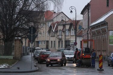 Az is megeshet, hogy tavasszal újra felszedik a kockaköveket  a Kossuth utcában. Fotó: Albert Levente