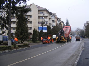 Igyekszik a kivitelező, a tegnapi hószállingózásban is szorgosan aszfaltoztak. Fotó: Bokor Gábor