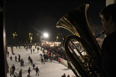 Toronyból szálló muzsika Sepsiszentgyörgyön – tegnap este nyolc fúvós adott koncertet a felújítás alatt álló Képtár ablakaiból. Albert Levente felvétele