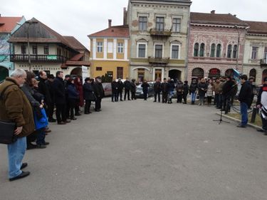 Mintegy félszázan gyűltek össze Kézdivásárhely főterén. A szerző felvétele