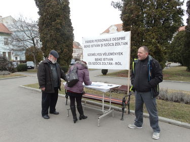 Támogató véleményeket gyűjt Beke Ernő Kézdivásárhely főterén. A szerző felvétele