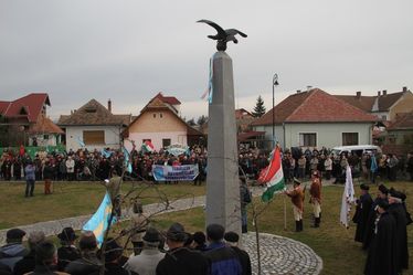 Százak a Turul-szobornál. Albert Levente felvétele