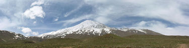 Panorámakép Irán legmagasabb hegyéről (5671 méter). Fotó: wikipedia