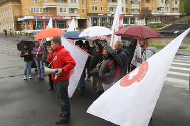 Esőben a prefektúra előtt. Albert Levente felvétele