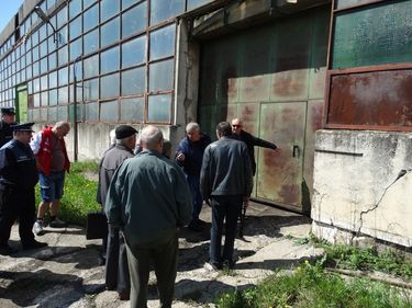 Végrehajtó társaságában behatoltak a csarnokba. A szerző felvételei