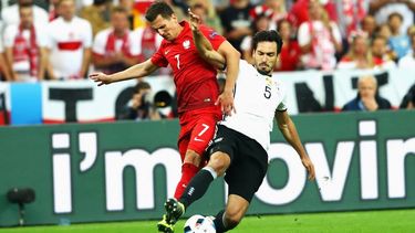 Mats Hummels (5) Arkadiusz Milik (7) támadását akadályozta meg.