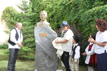 Molnár György és Túri Török Tibor leleplezi az alkotást. Albert Levente felvétele