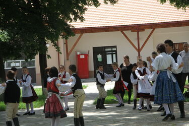 A Mikes Kelemen Elméleti Líceum Kis batyusok néptánccsoportja