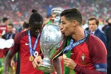 Cristiano Ronaldo megcsókolja az Eb-trófeát