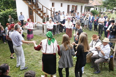 Közös körtánc a csángó múzeum udvarán. A szerző felvétele