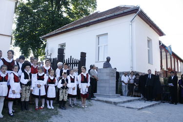 A szoboravatón a falu apraja-nagyja összegyűlt. Fotó: Ferencz Csaba