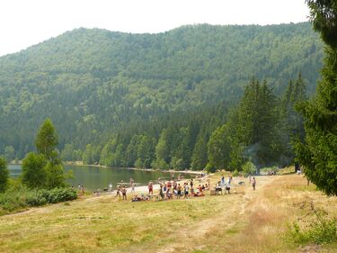 Fürdés a Szent Anna-tónál. Szekeres Attila felvétele