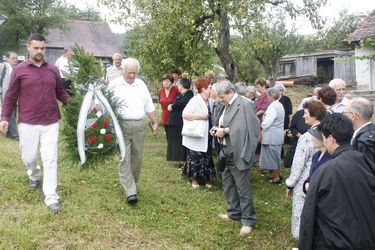 Koszorúztak a templomkertben