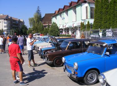 Sokan megcsodálták a kiállított Trabantokat. A szerző felvétele