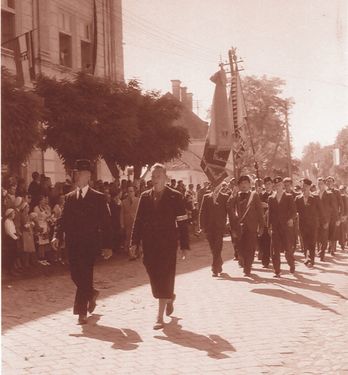 Demeter Béla igazgató és Benedek Károly a mikós diákok élén 1940. szeptember 21-én (zászlóvivők: Gocz József és Bartha Albert)