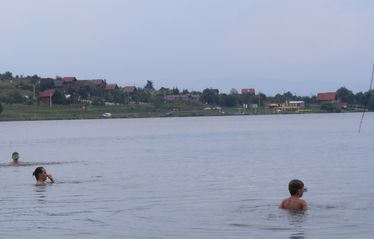 A vízfelület jól vezeti a hangot, ezért nagy a zaj Besenyőn. A szerző felvétele