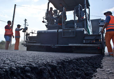 Útjavítás a 121-es megyei úton. Fotó: Sajtóiroda, Kovászna Megye Tanácsa