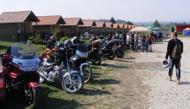 Szebbnél szebb motorok a csomakőrösi panzió udvarán. A szerző felvétele