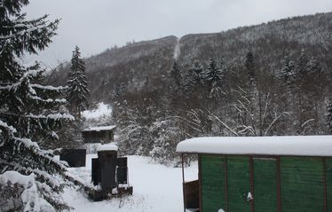 Rozsdás vasúti kocsik, a tetőre vezető nyomvonal emlékeztet az egykori Siklóra. A szerző felvétele