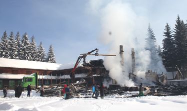 Tegnap még füstölögtek a romok. Bokor Gábor felvétele