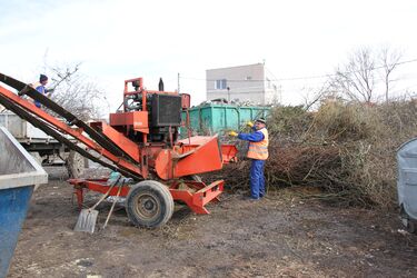 Aprítják a begyűjtött ágakat az Energia utcai hulladékudvarban. Fotó: Albert Levente