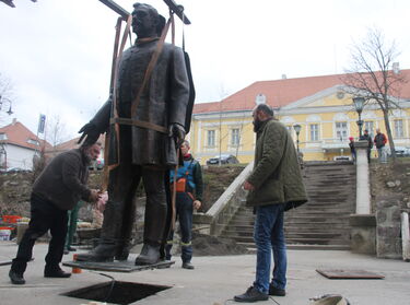 Megérkezett Sepsiszentgyörgyre Berde Mózsa szobra, melyet ma avatnak. Albert Levente felvétele